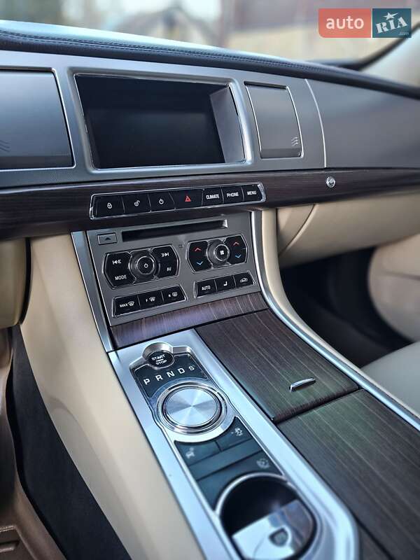Седан Jaguar XF 2012 в Остроге