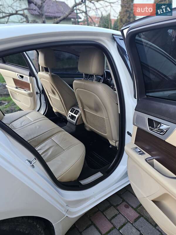 Седан Jaguar XF 2012 в Остроге