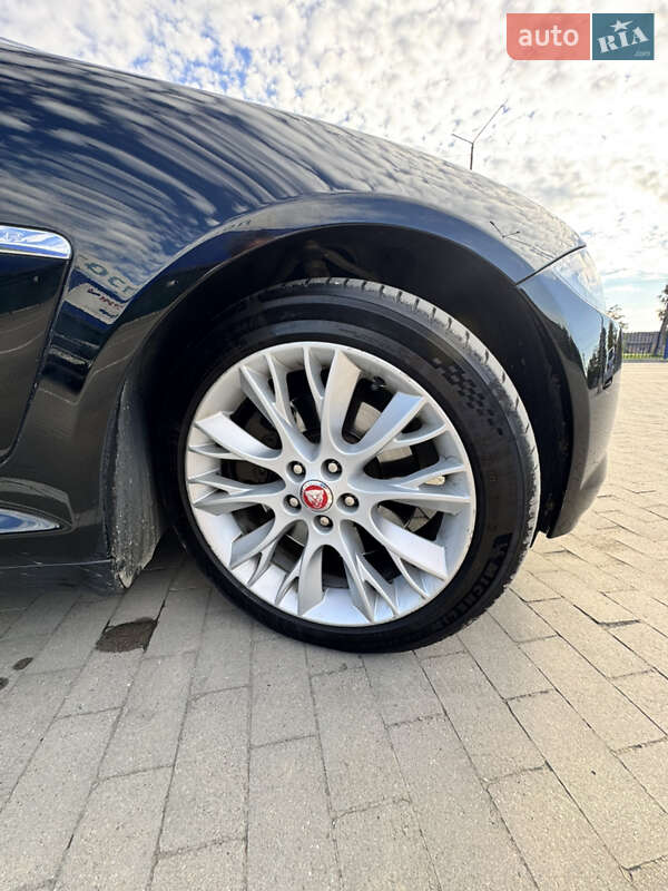 Седан Jaguar XF 2014 в Львові