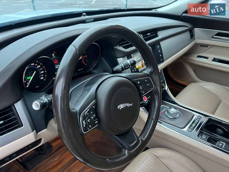 Седан Jaguar XF 2015 в Киеве