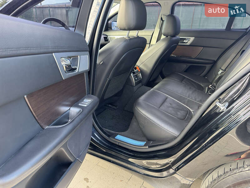 Седан Jaguar XF 2014 в Львові