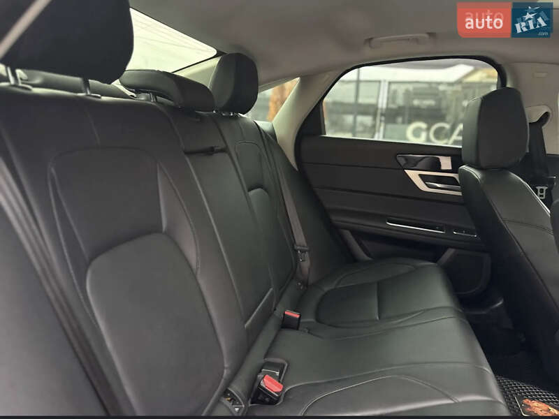 Седан Jaguar XF 2016 в Киеве