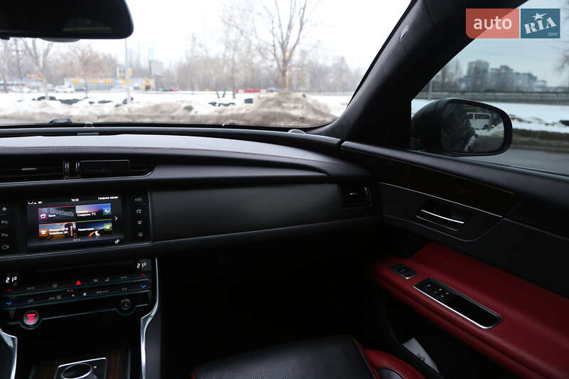 Седан Jaguar XF 2015 в Киеве