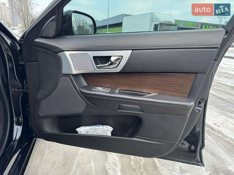 Седан Jaguar XF 2014 в Киеве
