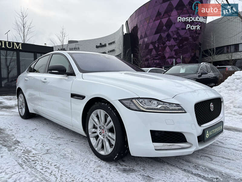 Седан Jaguar XF 2016 в Киеве