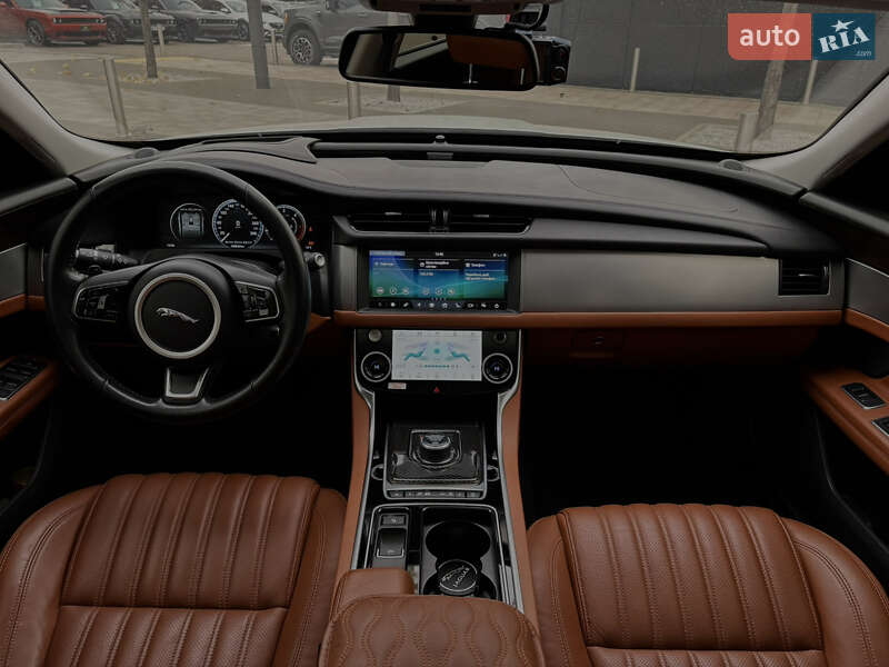 Седан Jaguar XF 2016 в Киеве