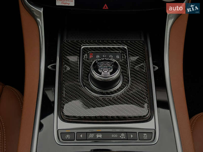 Седан Jaguar XF 2016 в Киеве