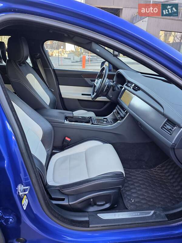 Седан Jaguar XF 2017 в Киеве