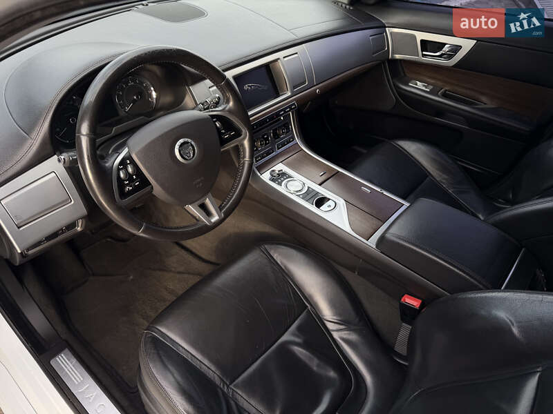 Седан Jaguar XF 2013 в Львове