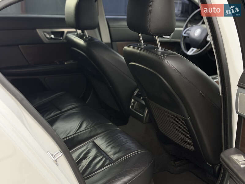 Седан Jaguar XF 2013 в Львове