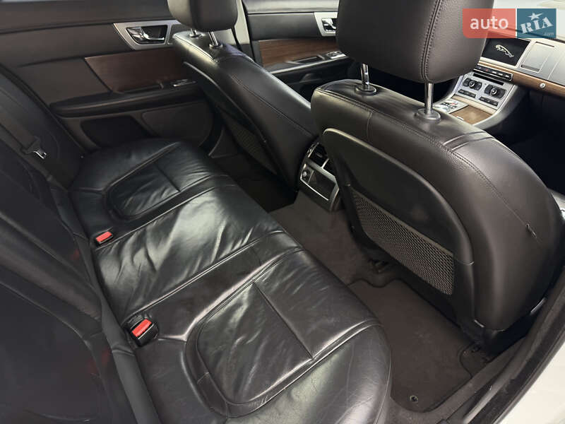 Седан Jaguar XF 2013 в Львове