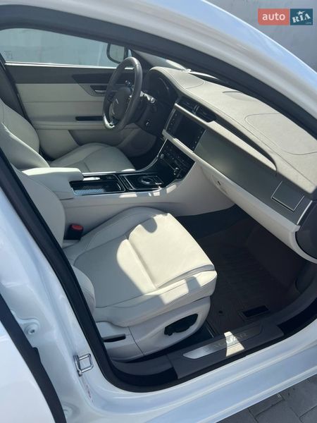 Седан Jaguar XF 2017 в Ужгороде