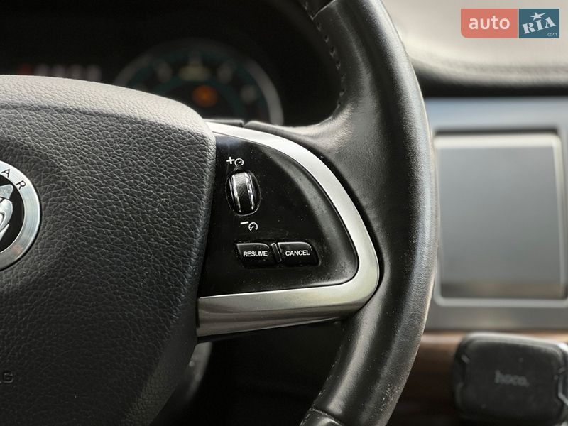 Седан Jaguar XF 2013 в Львові