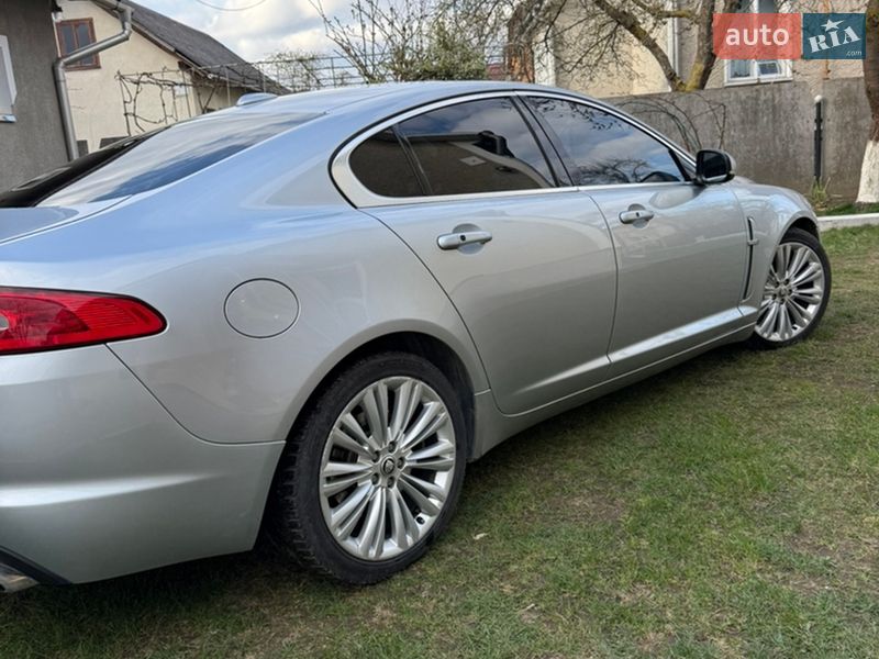 Седан Jaguar XF 2010 в Львове