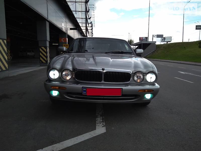 Jaguar XJ8 2001 року