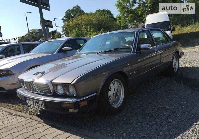 Седан Jaguar XJ 1990 в Львові