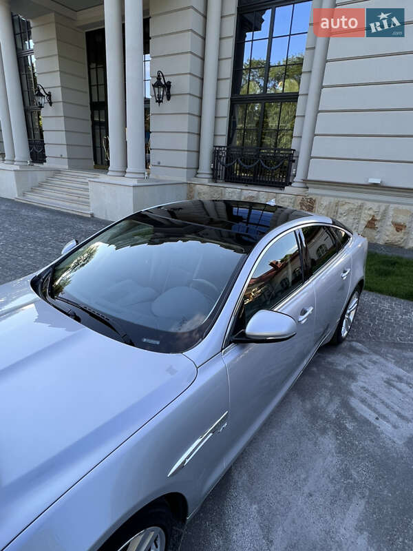 Седан Jaguar XJ 2013 в Львове