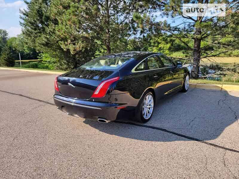 Седан Jaguar XJ 2010 в Львові