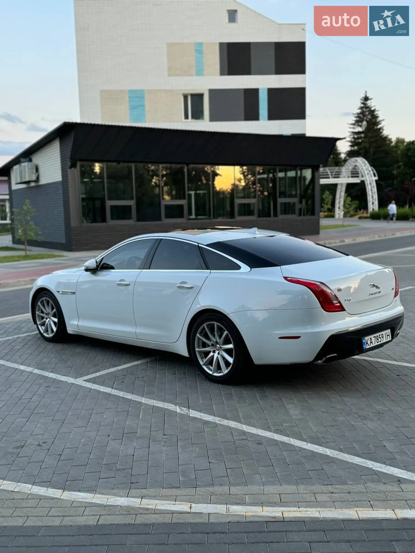 2013 Jaguar XJ - мініатюра 24