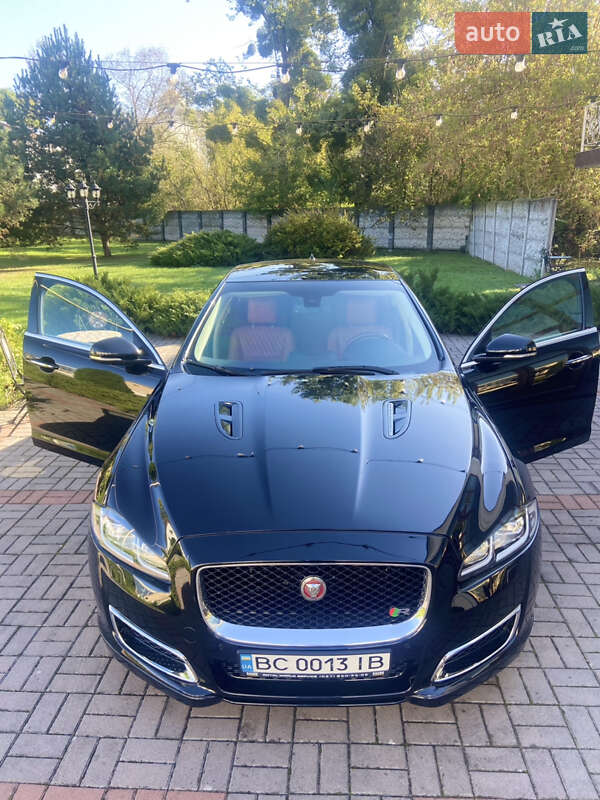 Седан Jaguar XJ 2016 в Львові