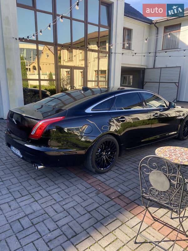 Седан Jaguar XJ 2016 в Львові