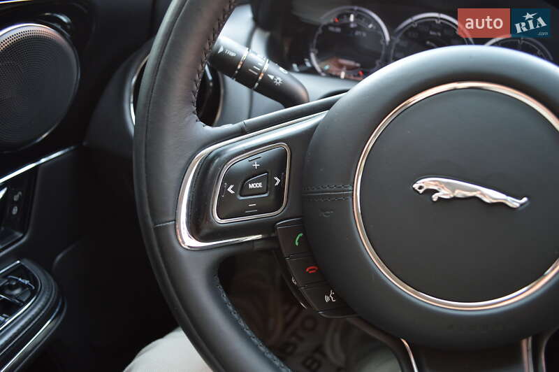 Седан Jaguar XJ 2014 в Львове