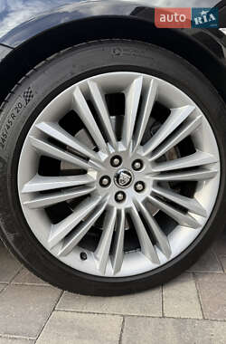 Седан Jaguar XJ 2013 в 