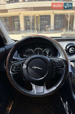 Седан Jaguar XJ 2013 в 