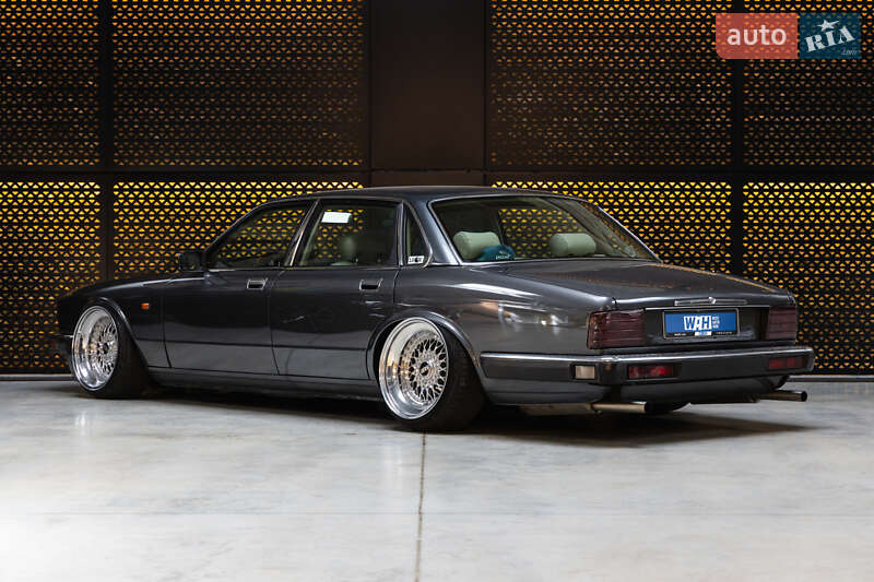 Седан Jaguar XJ 1993 в Луцьку