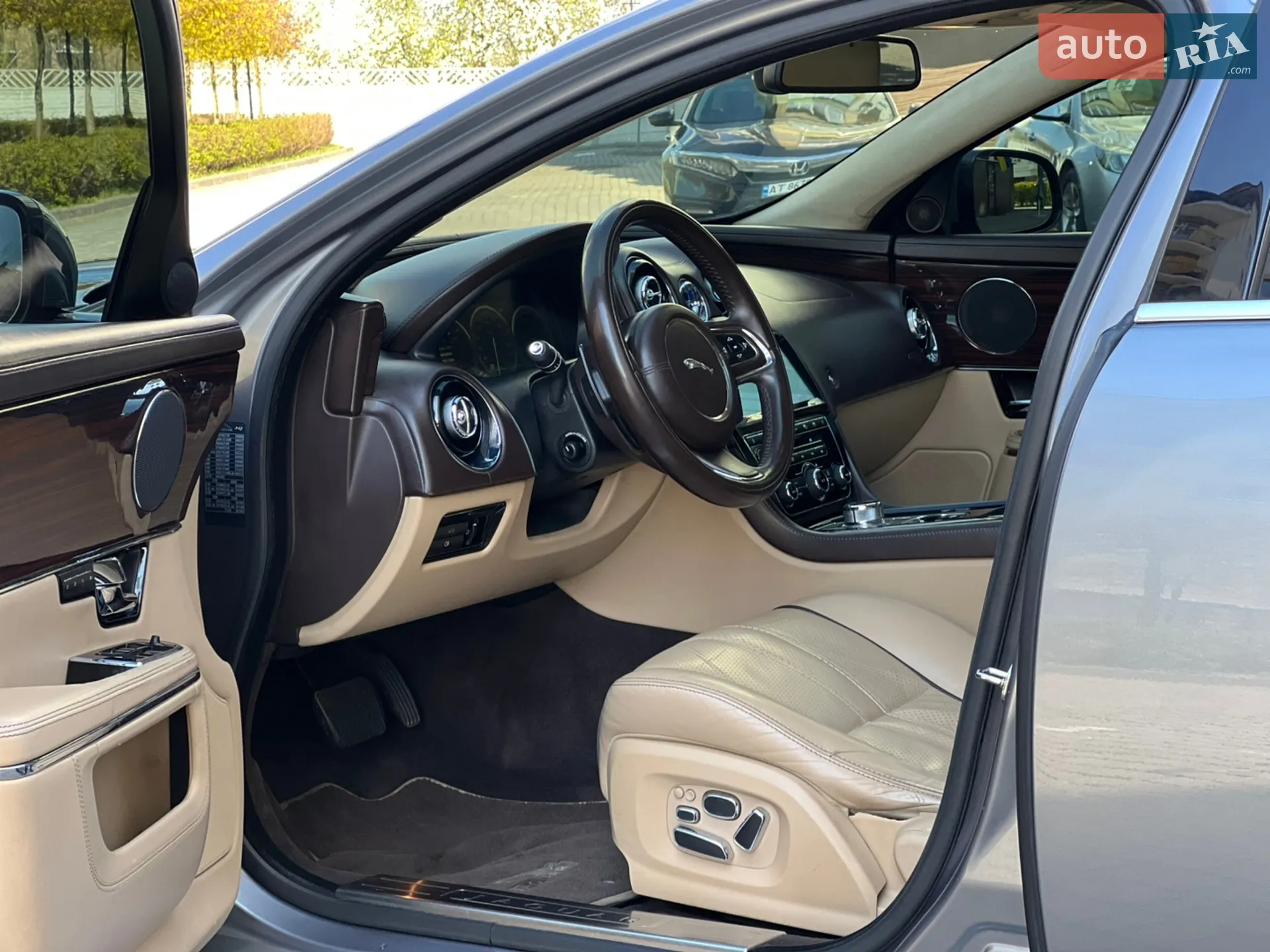 2010 Jaguar XJ - мініатюра 32