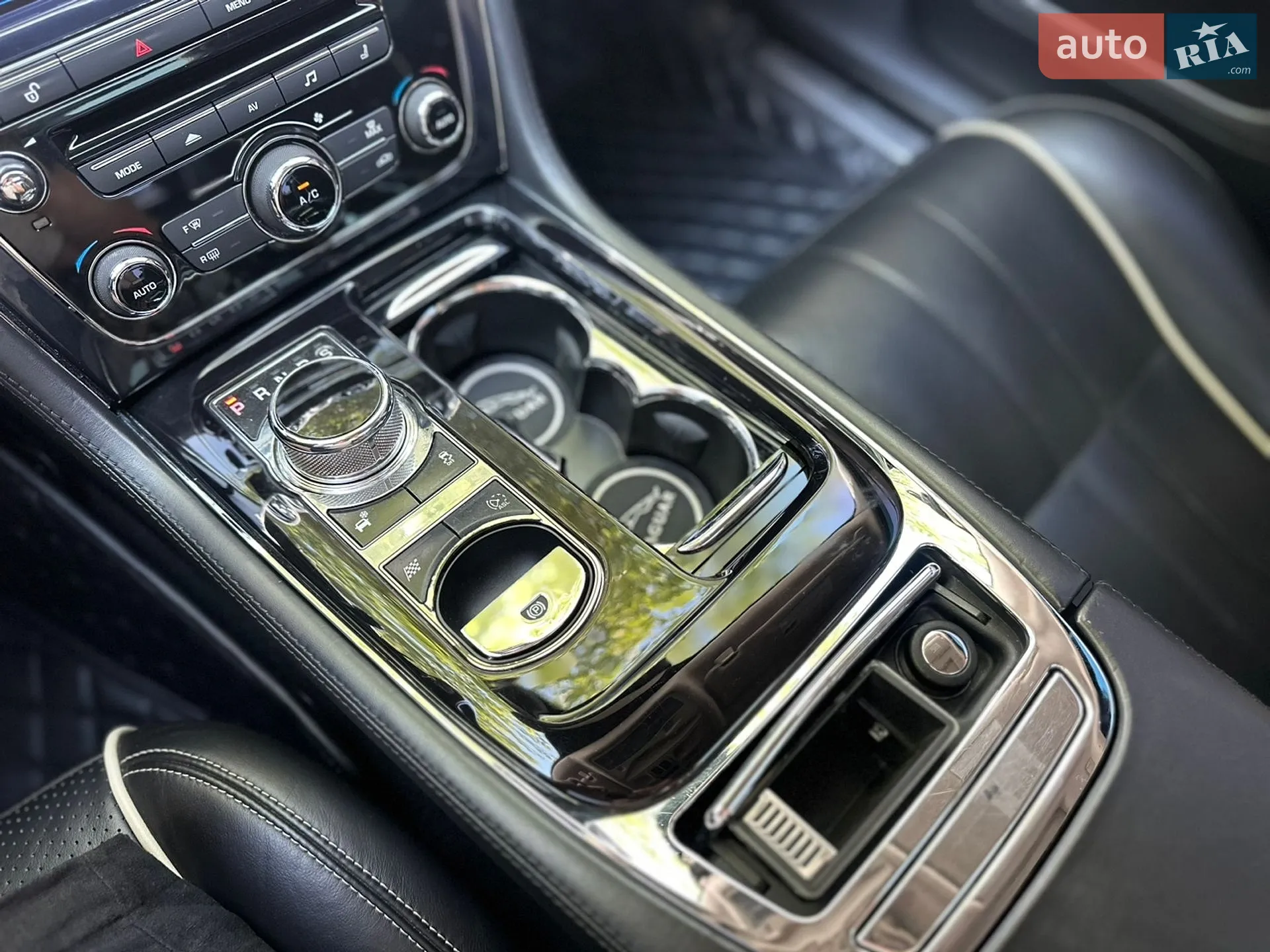 2013 Jaguar XJ - мініатюра 39