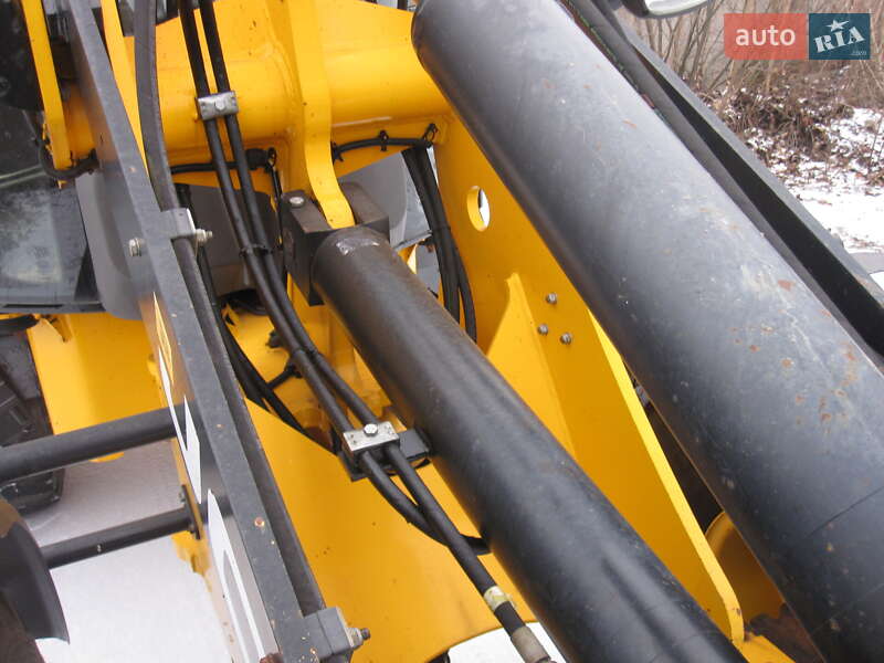 Фронтальні навантажувачі JCB 406 2011 в Вінниці