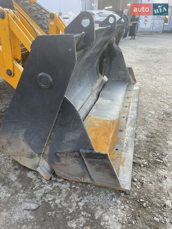 Екскаватор навантажувач JCB 4CX 2003 в Чернівцях