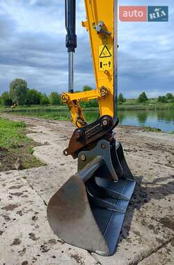 Гусеничний екскаватор JCB JS 130 2018 в 