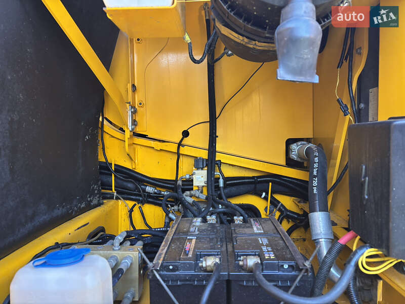 Гусеничный экскаватор JCB JS 210 2012 в Львове