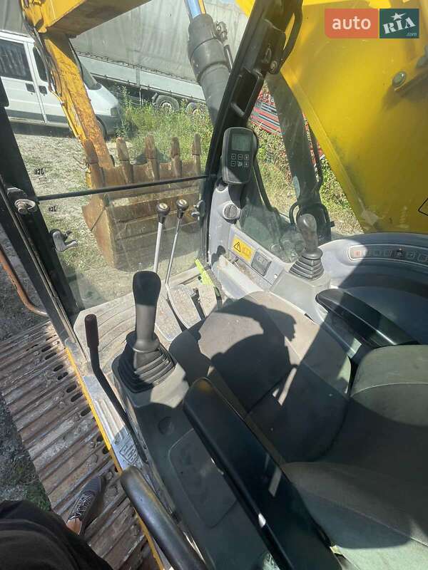 Гусеничный экскаватор JCB JS 240 2008 в Львове