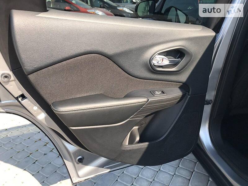 Позашляховик / Кросовер Jeep Cherokee 2015 в Львові