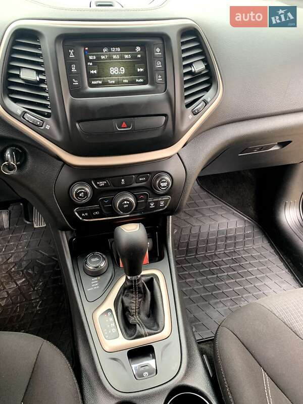 Внедорожник / Кроссовер Jeep Cherokee 2015 в Новояворовске