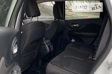 Позашляховик / Кросовер Jeep Cherokee 2015 в 