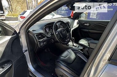 Позашляховик / Кросовер Jeep Cherokee 2019 в 