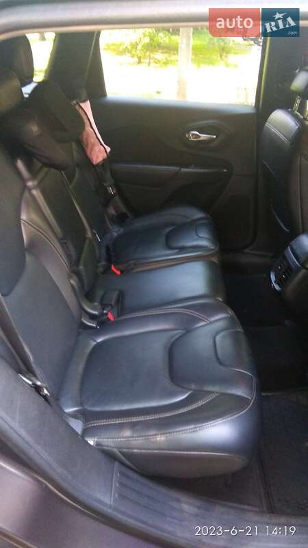 Внедорожник / Кроссовер Jeep Cherokee 2015 в Киеве