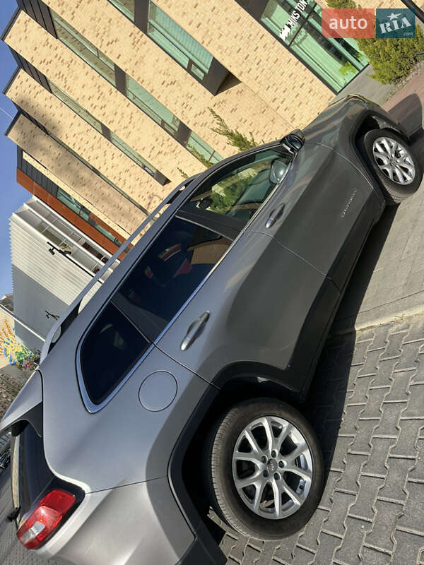 Внедорожник / Кроссовер Jeep Cherokee 2016 в Хмельницком