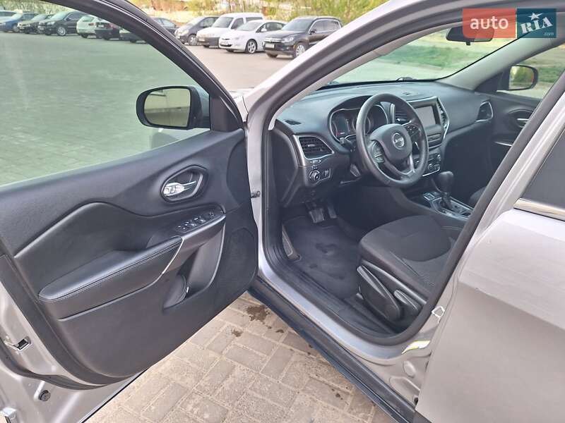 Внедорожник / Кроссовер Jeep Cherokee 2018 в Черновцах