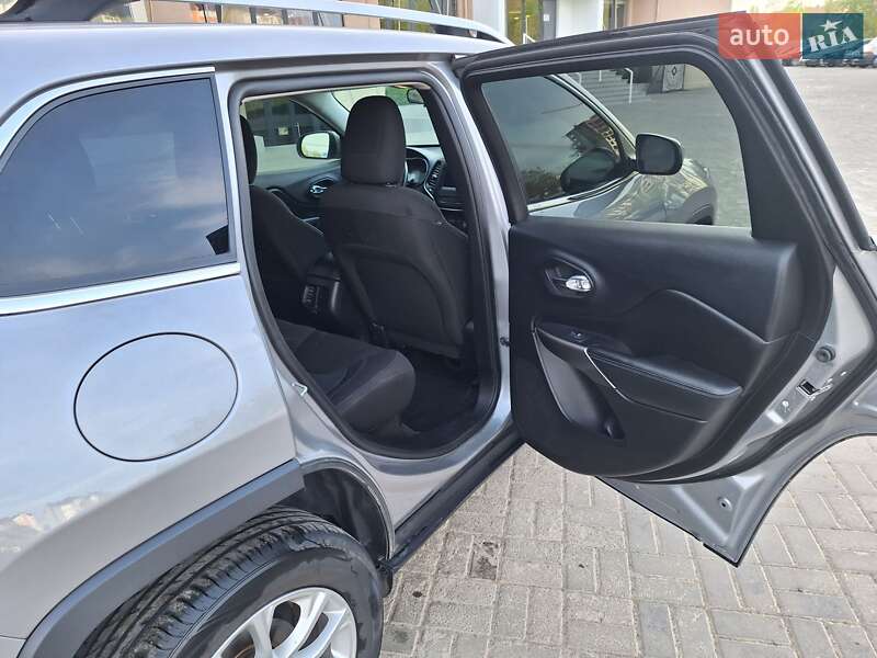 Внедорожник / Кроссовер Jeep Cherokee 2018 в Черновцах