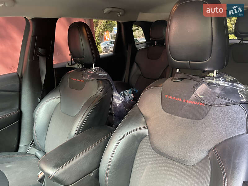 Позашляховик / Кросовер Jeep Cherokee 2015 в Нововолинську