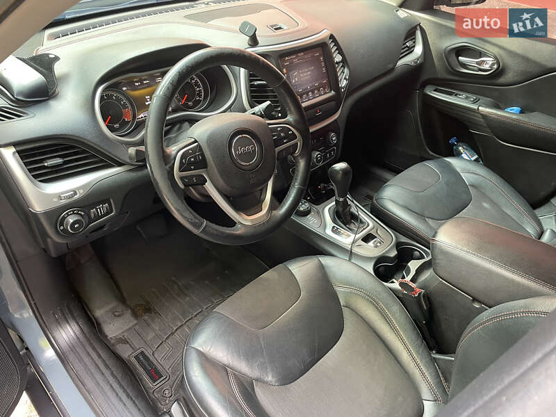 Позашляховик / Кросовер Jeep Cherokee 2015 в Нововолинську