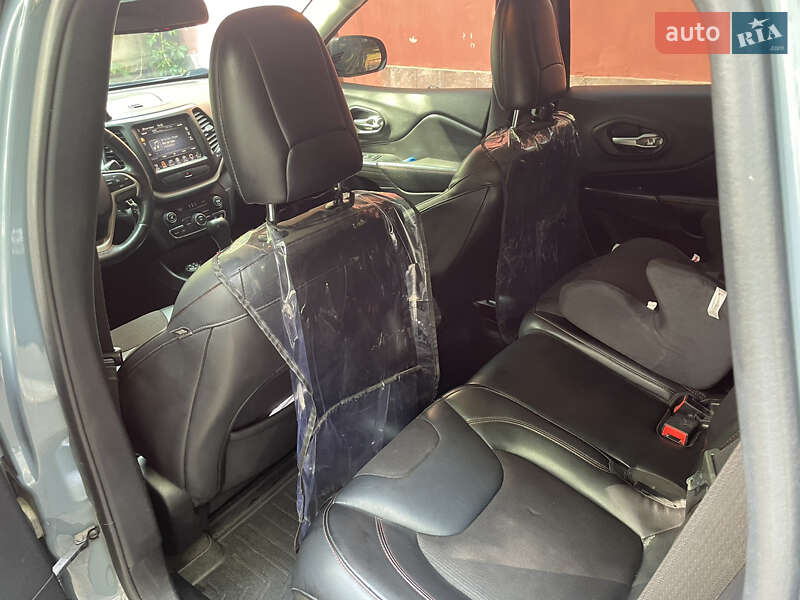 Позашляховик / Кросовер Jeep Cherokee 2015 в Нововолинську
