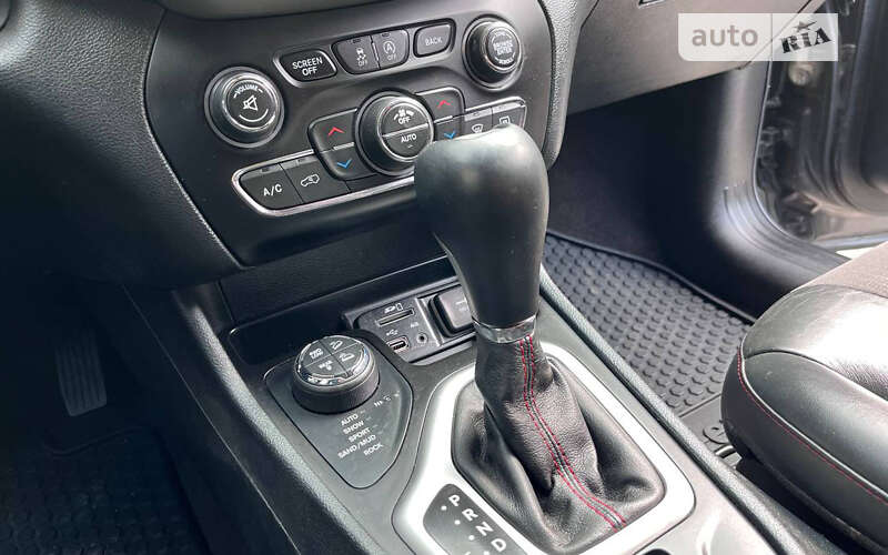 Внедорожник / Кроссовер Jeep Cherokee 2015 в Черновцах фото 11 Внедорожник / Кроссовер Jeep Cherokee 2015 в Черновцах