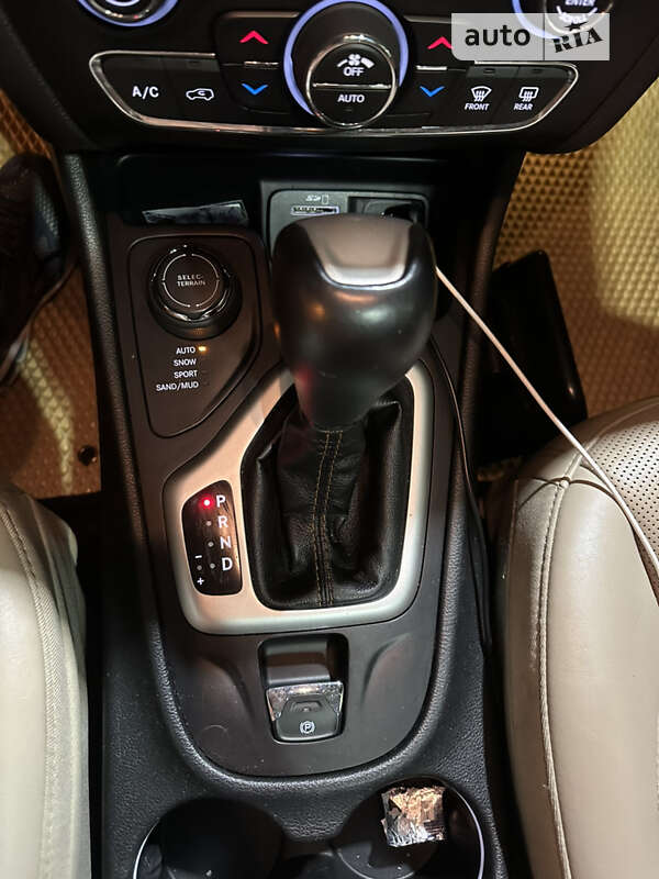 Позашляховик / Кросовер Jeep Cherokee 2015 в Львові