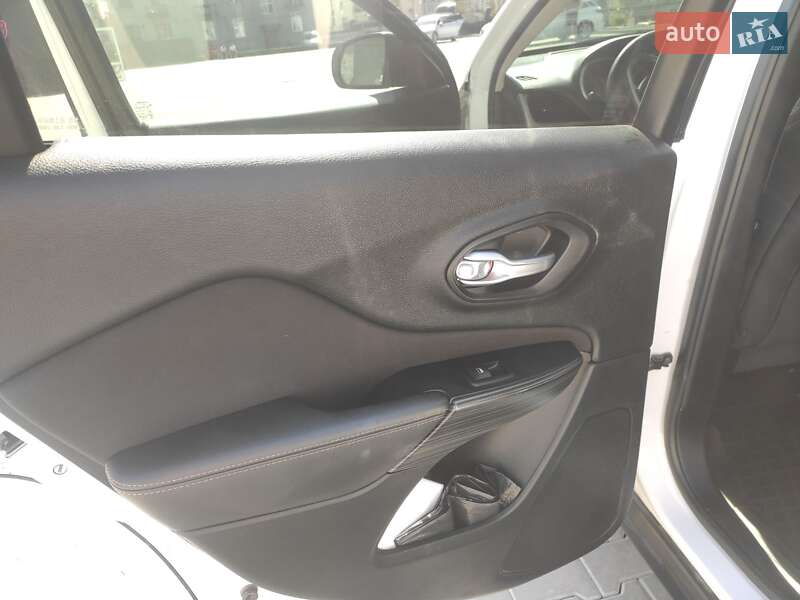 Позашляховик / Кросовер Jeep Cherokee 2016 в Львові